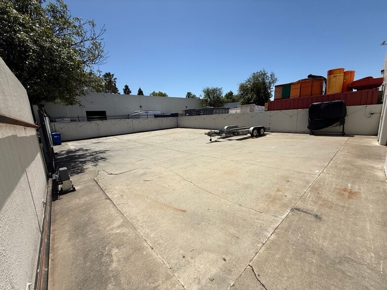 More Photos Of 28435 Century St, Hayward Light Distribution For Sale