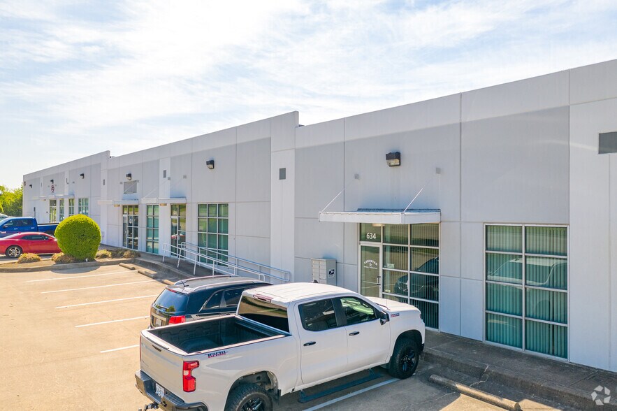 More Photos Of 616-642 E Centre Park Blvd, DeSoto Warehouse For Lease