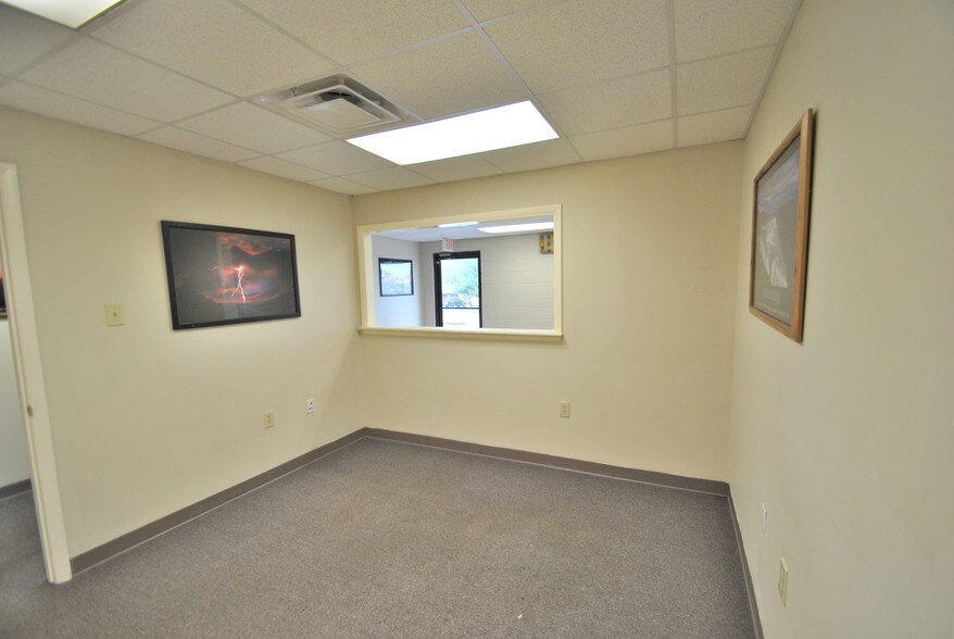 More Photos Of 1700 West Ave, Crossville Office For Lease