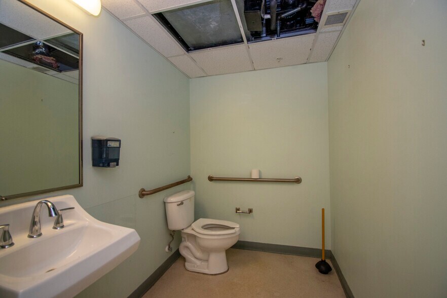 More Photos Of 2525 Harbor Blvd, Port Charlotte Medical For Lease