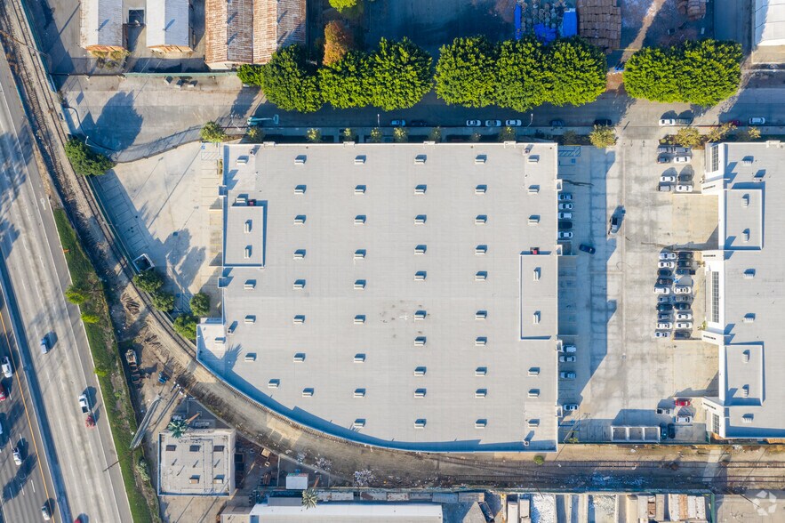 More Photos Of 5560-5564 E 61st St, Commerce Manufacturing For Lease