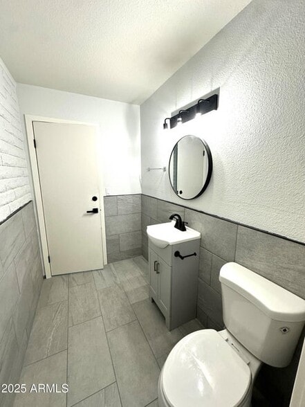 More Photos Of 600 E University Dr, Mesa Medical For Lease