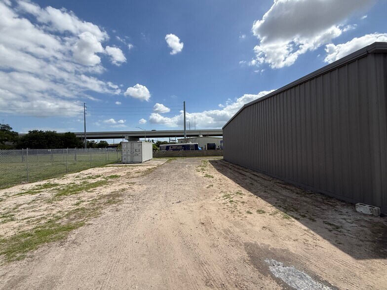More Photos Of 11881 N 44th St, Clearwater Warehouse For Lease