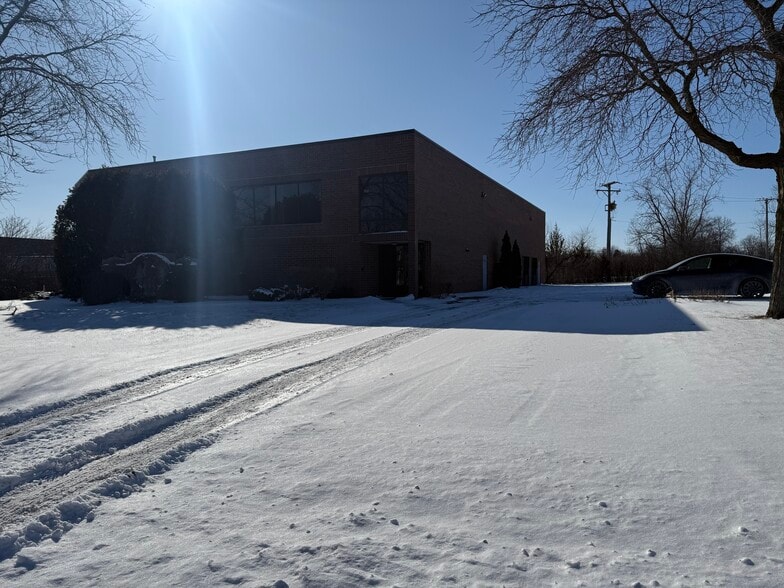 More Photos Of 1881 Industrial Dr, Libertyville Warehouse For Lease