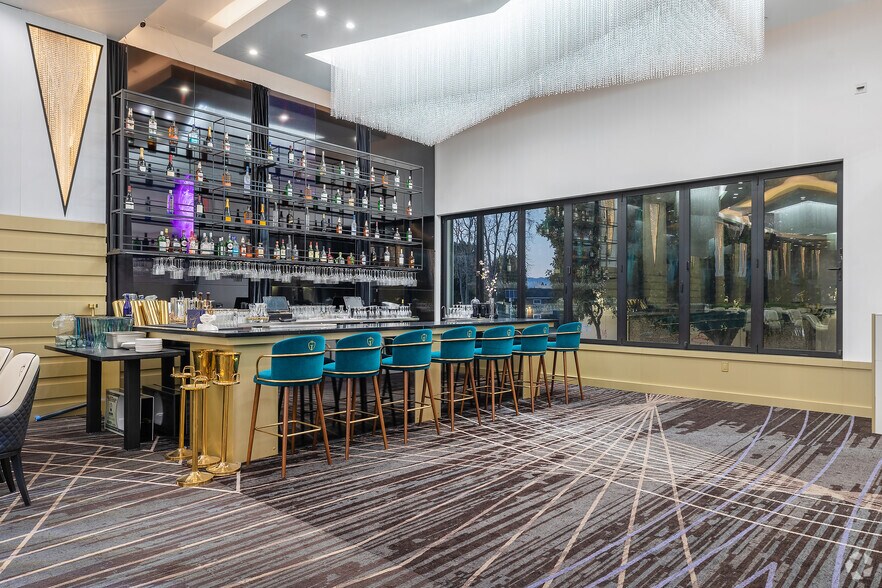 More Photos Of 11150 Ventura Blvd, Studio City Restaurant For Sale