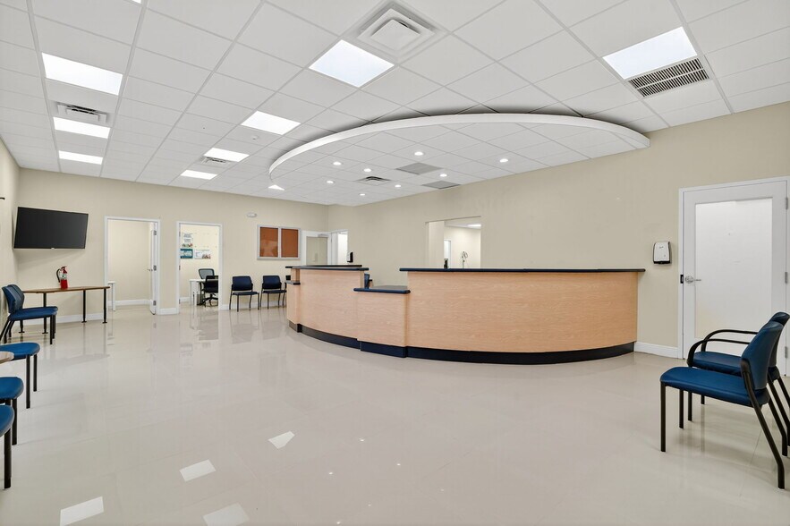More Photos Of 260-268 Mohawk Rd, Clermont Medical For Lease