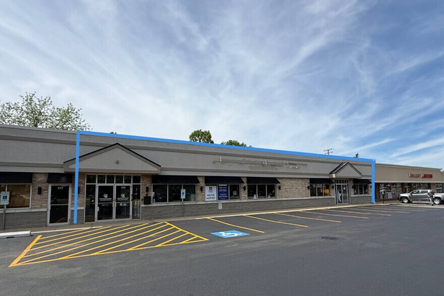 More Photos Of 777 E Algonquin Rd, Algonquin Storefront Retail Office For Lease