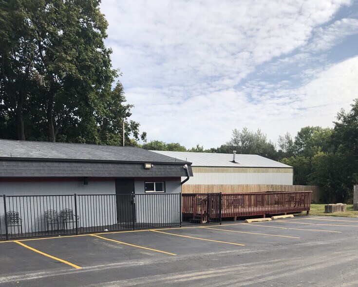 More Photos Of 37895 N Sheridan Rd, Beach Park General Retail For Sale