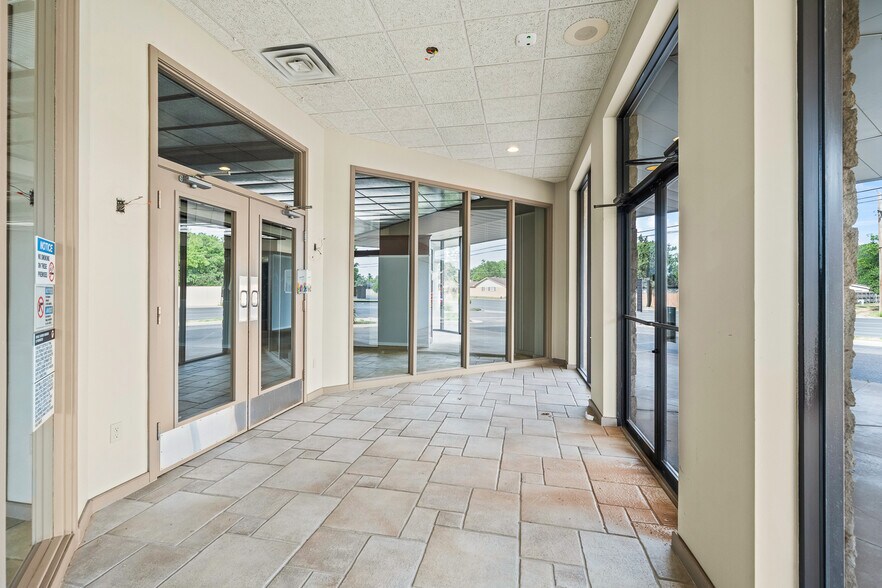 More Photos Of 7705 Quaker Ave, Lubbock Freestanding For Lease