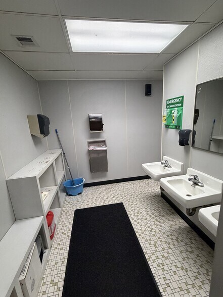 More Photos Of 12032 Middleground Rd, Savannah Warehouse For Sale