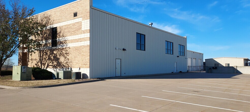 More Photos Of 3550 S Hoover Rd, Wichita Office For Lease