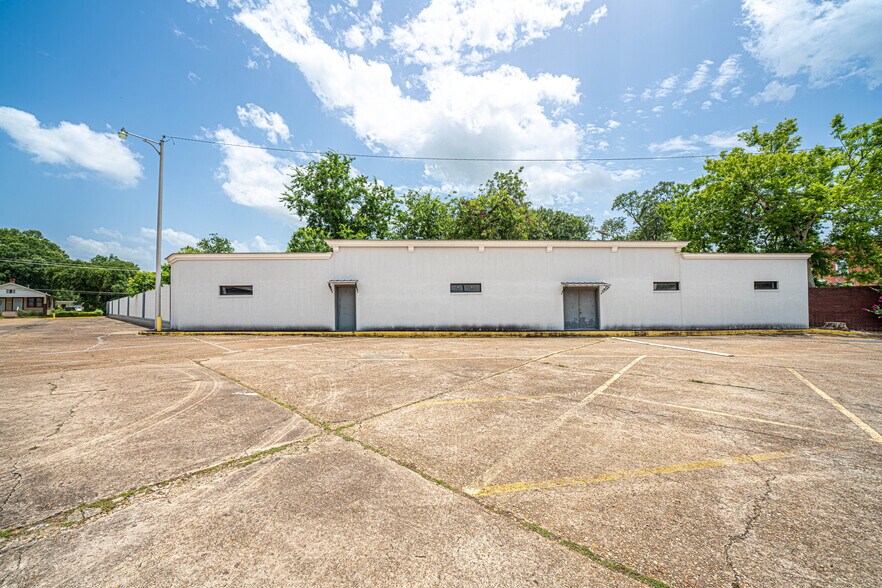 More Photos Of 700 Main St, Pineville Bank For Lease