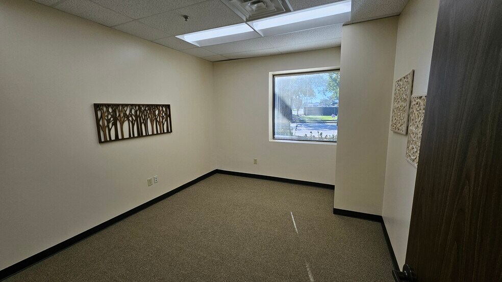 More Photos Of 211 E Parkwood Ave, Friendswood Office For Sale