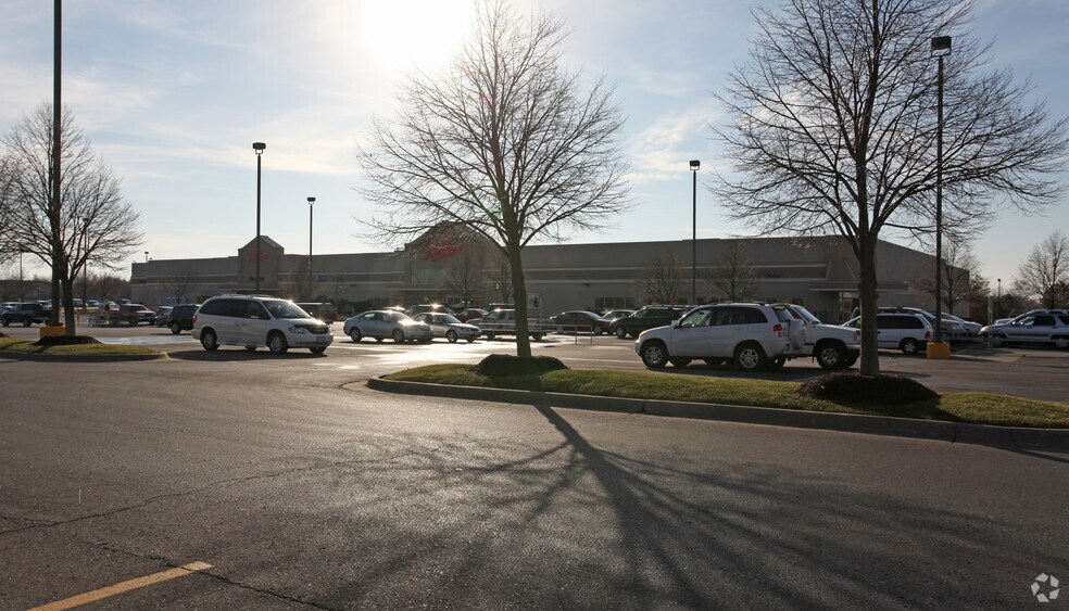 More Photos Of 4701 W 6th St, Lawrence Supermarket For Lease