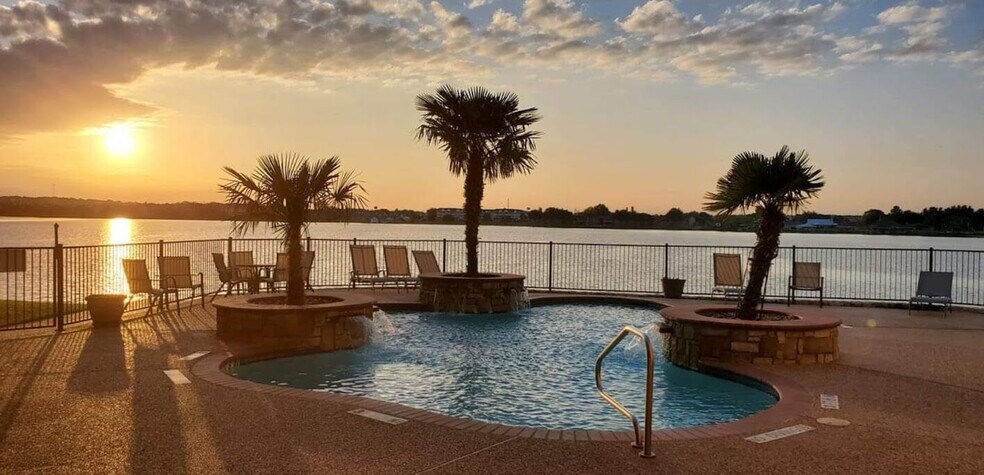 More Photos Of 401 E Pearl St, Granbury Apartments For Sale