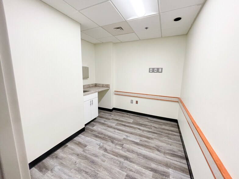 More Photos Of 4820 S Arrowhead Dr, Independence Medical For Lease