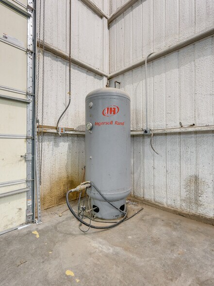 More Photos Of 122 N Hickory, Roff Flex For Sale