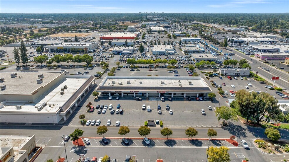 More Photos Of 5646 N Blackstone Ave, Fresno Unknown For Lease