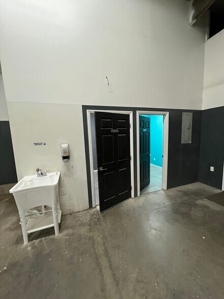More Photos Of 5592 W San Madele Ave, Fresno Warehouse For Lease