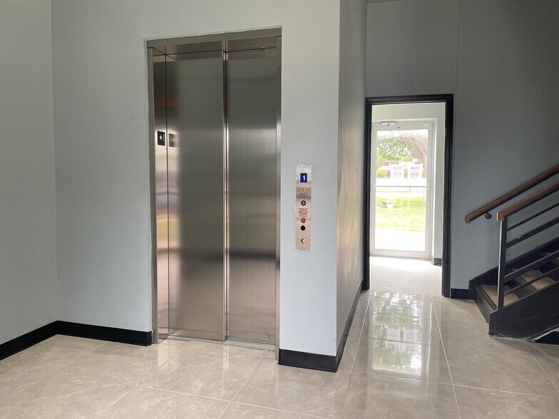 More Photos Of 722 Fairmont Pky, Pasadena Light Manufacturing For Lease