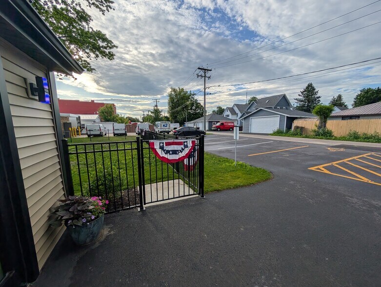 More Photos Of 518 W Main St, Kirkland Freestanding For Sale