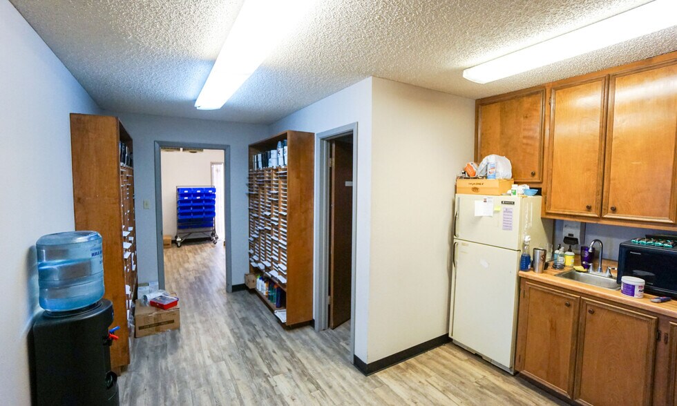 More Photos Of 1500 Chisholm Trail Rd, Round Rock Warehouse For Lease
