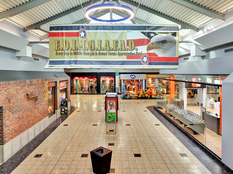 More Photos Of 2922-2950 Watson Blvd, Centerville Unknown For Lease