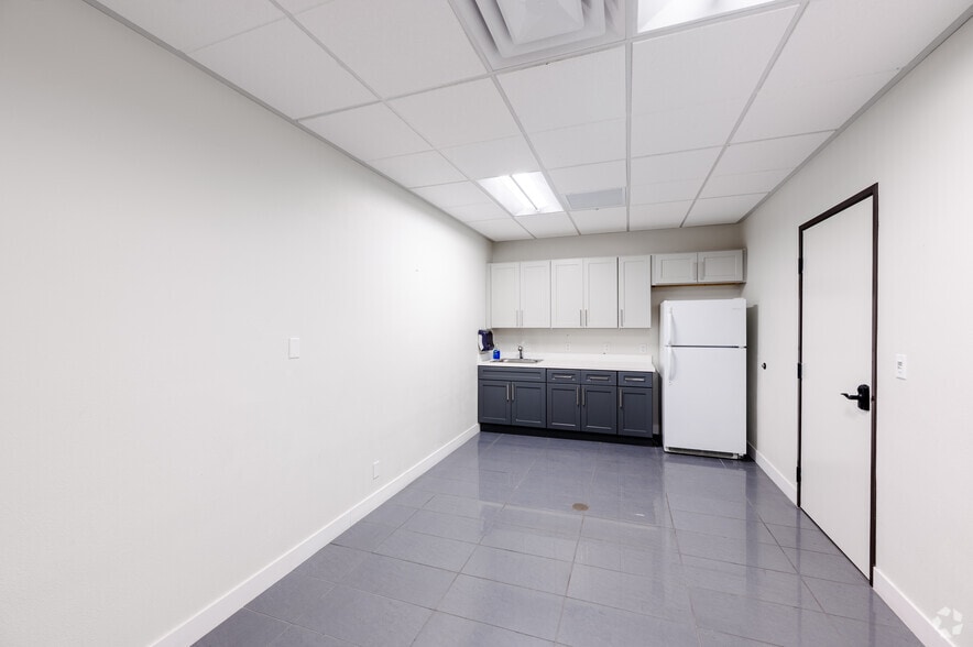 More Photos Of 530 S 6th St, Las Vegas Office For Lease