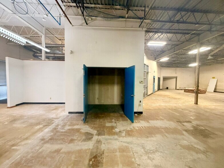 More Photos Of 9797-10161 E Admiral Pl, Tulsa Showroom For Lease