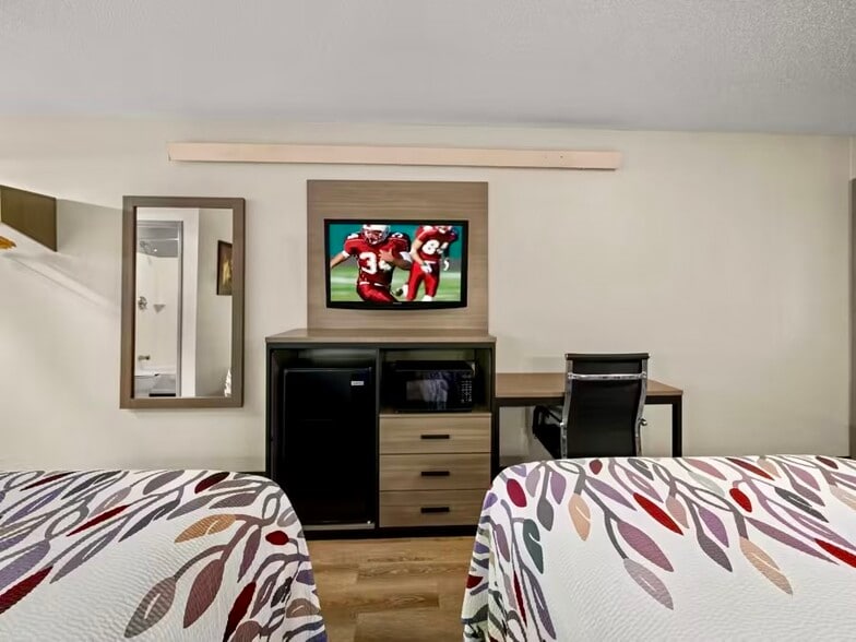 More Photos Of 32511 Concord Dr, Madison Heights Hotel For Sale