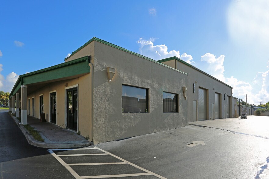 More Photos Of 134-160 NW 16th St, Boca Raton Light Distribution For Lease