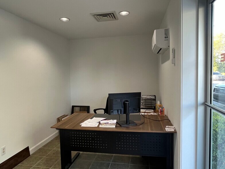 More Photos Of 6244 Old Lagrange Rd, Crestwood Warehouse For Lease