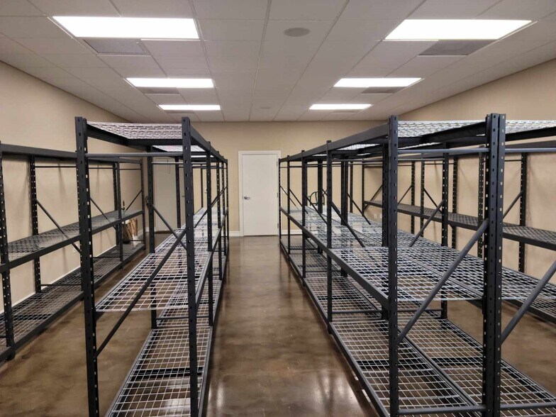 More Photos Of 2805 S Horseshoe Dr, Naples Showroom For Lease