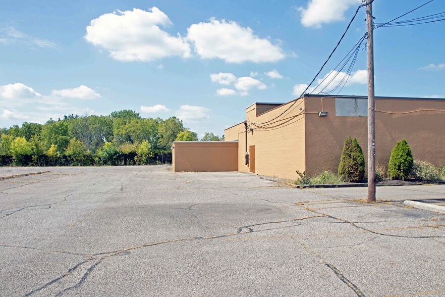 More Photos Of 37 Robinwood Ave, Whitehall Freestanding For Lease