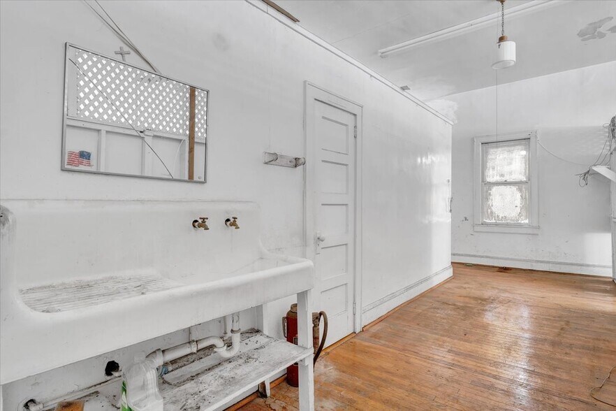More Photos Of 2302 Melrose Ave NW, Roanoke Flex For Lease