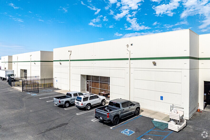 More Photos Of 18037 S Broadway St, Carson Distribution For Lease