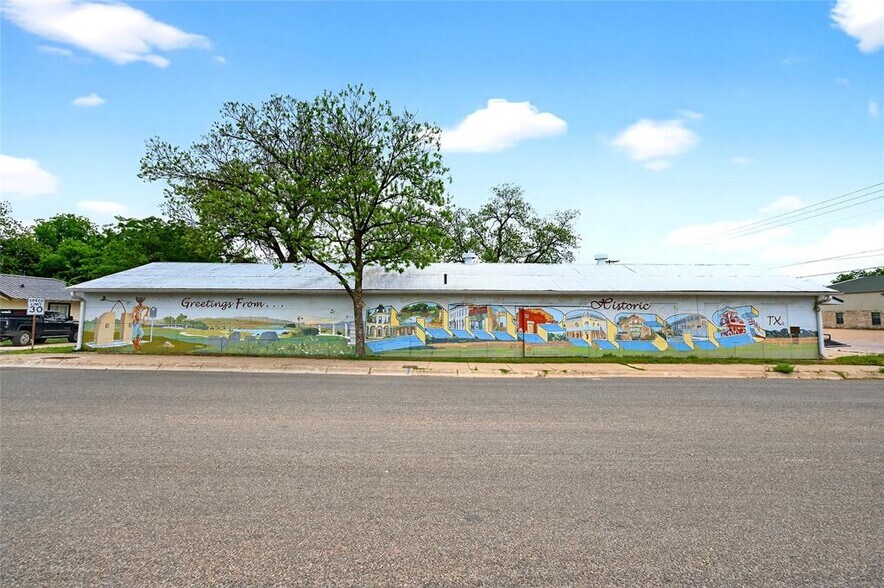 Primary Photo Of 401 E 6th St, Lampasas Warehouse For Sale
