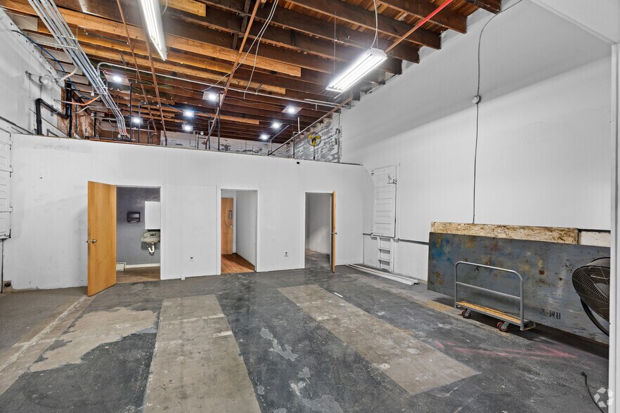 More Photos Of 320 Hillcrest Rd, Hollister Showroom For Lease