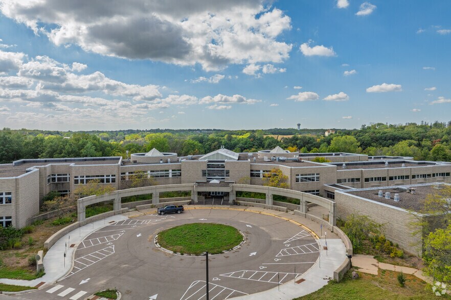 Primary Photo Of 1 Oakridge Dr, Chaska Hotel For Sale