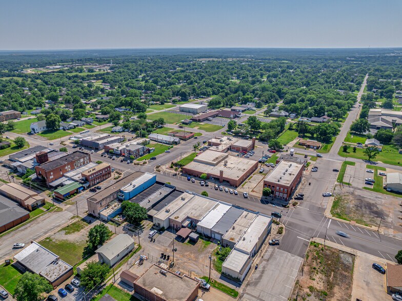 More Photos Of 111 N Broadway St, Tecumseh Office For Sale