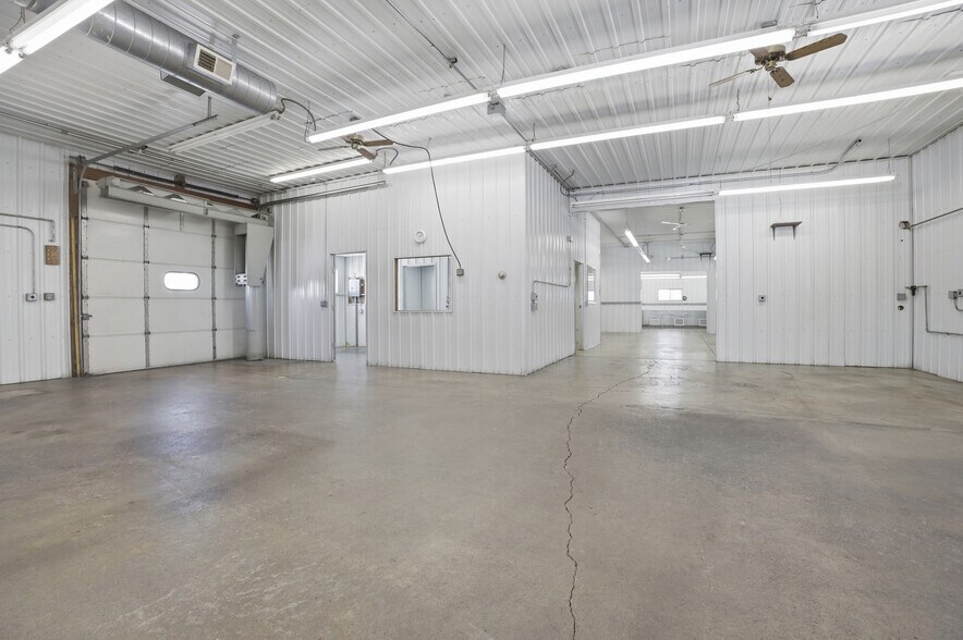 More Photos Of 15652 200th St, Hutchinson Flex For Lease