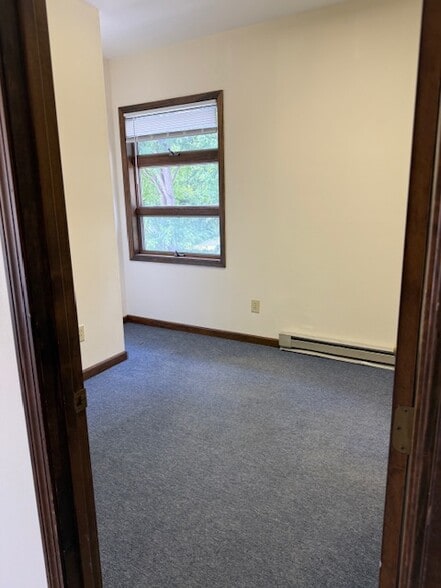 More Photos Of 21 Mohawk Trl, Greenfield Unknown For Lease