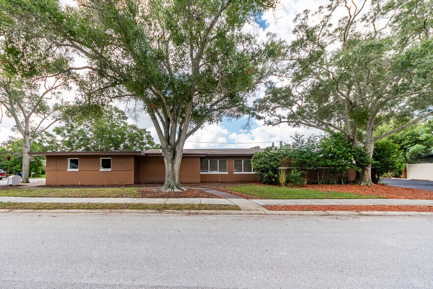 More Photos Of 300 S Saturn Ave, Clearwater Flex For Sale