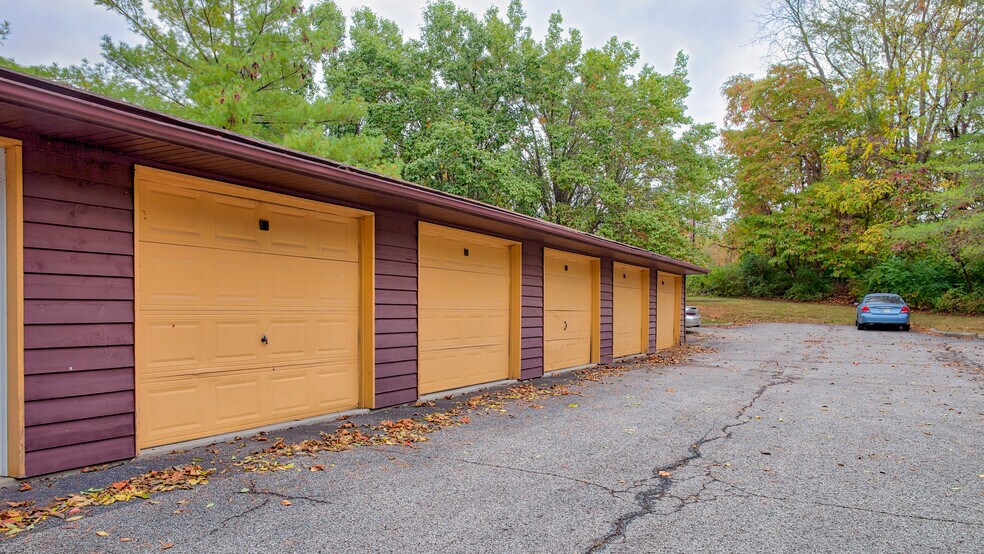 More Photos Of 1533 Arbors Ln, Bloomington Apartments For Sale