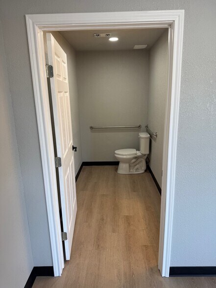 Primary Photo Of 1702 Santa Fe Dr, Weatherford Flex For Lease