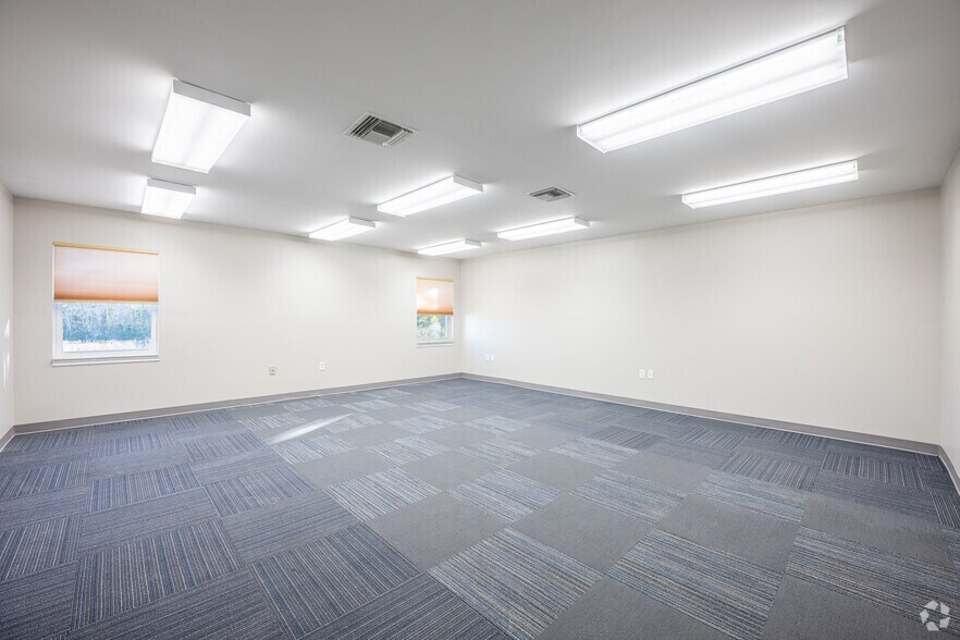 More Photos Of 150 Dog Track Rd, Longwood Office For Lease