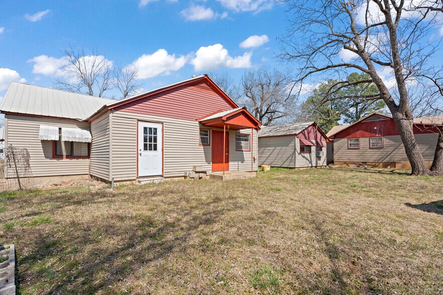 More Photos Of 300 Range St, Marshall Multifamily For Sale