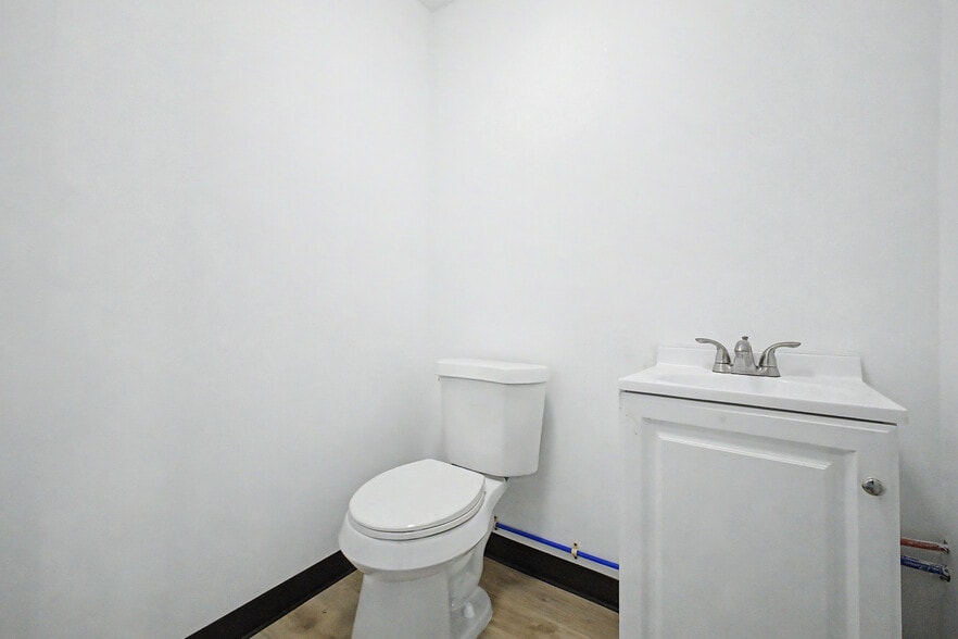More Photos Of 14222 Fort St, Southgate General Retail For Lease