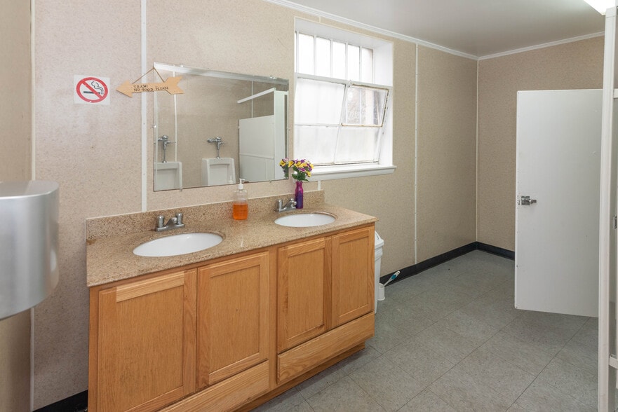 More Photos Of 5900 York Rd, Baltimore Storefront Retail Office For Sale