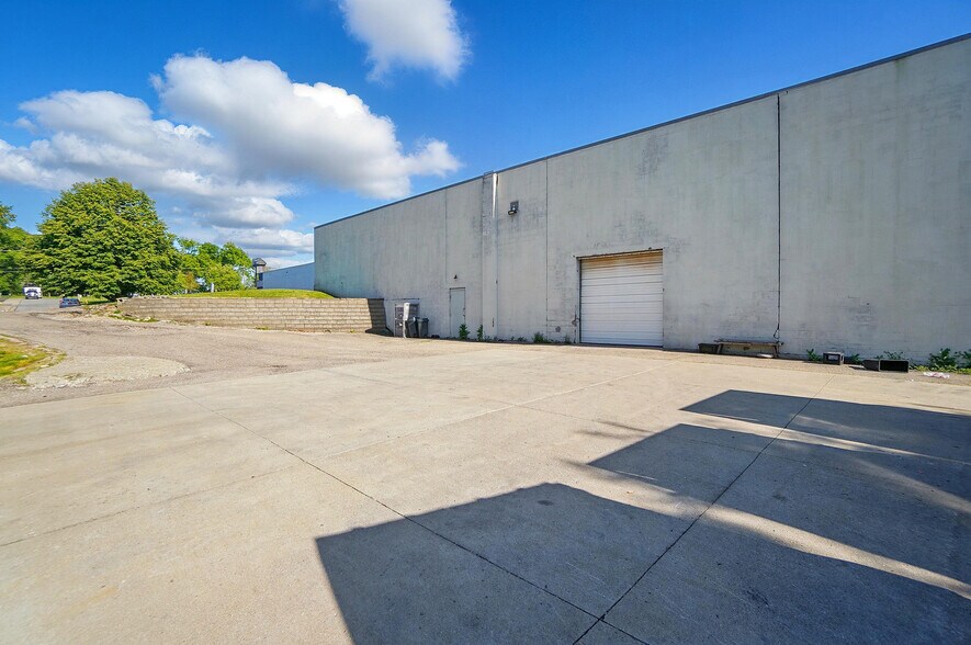 More Photos Of 50 Eswin St, Cincinnati Freestanding For Sale